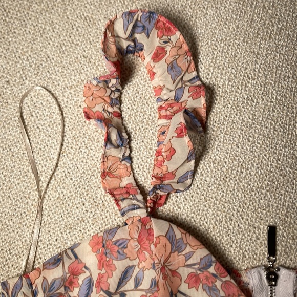 Gorgeous Kendal & Kylie Floral Print Sleeveless Elastic Back Crop Top Medium NWT - Picture 2 of 5